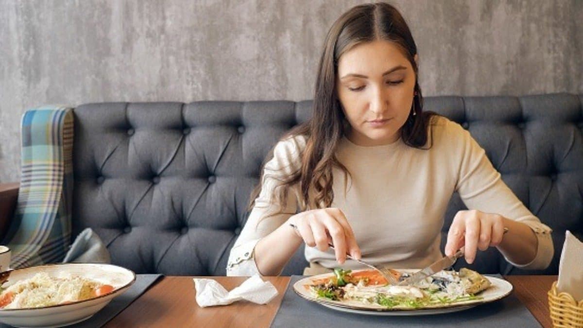 How many times eating is good  for health in a day lif