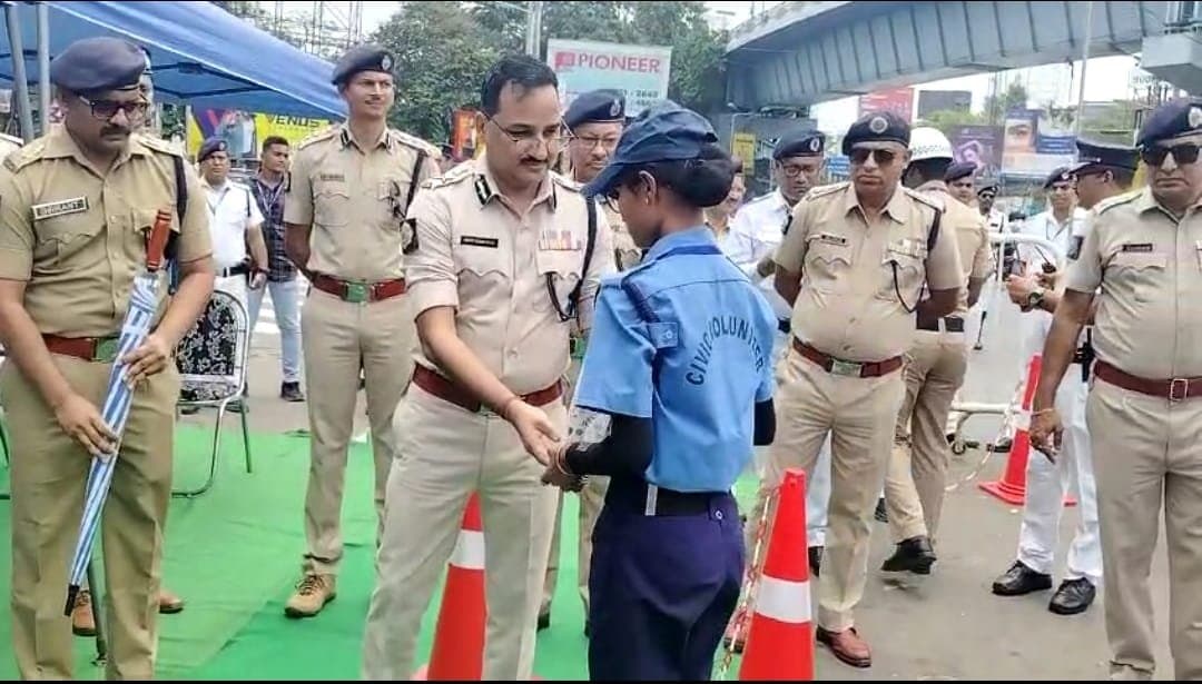 Kolkata Police: পুলিশ কর্মীদের হাতে ওআরএস, জলের বোতল, ছাতা, সানগ্লাস তুলে দিলেন নগরপাল বিনীত গোয়েল