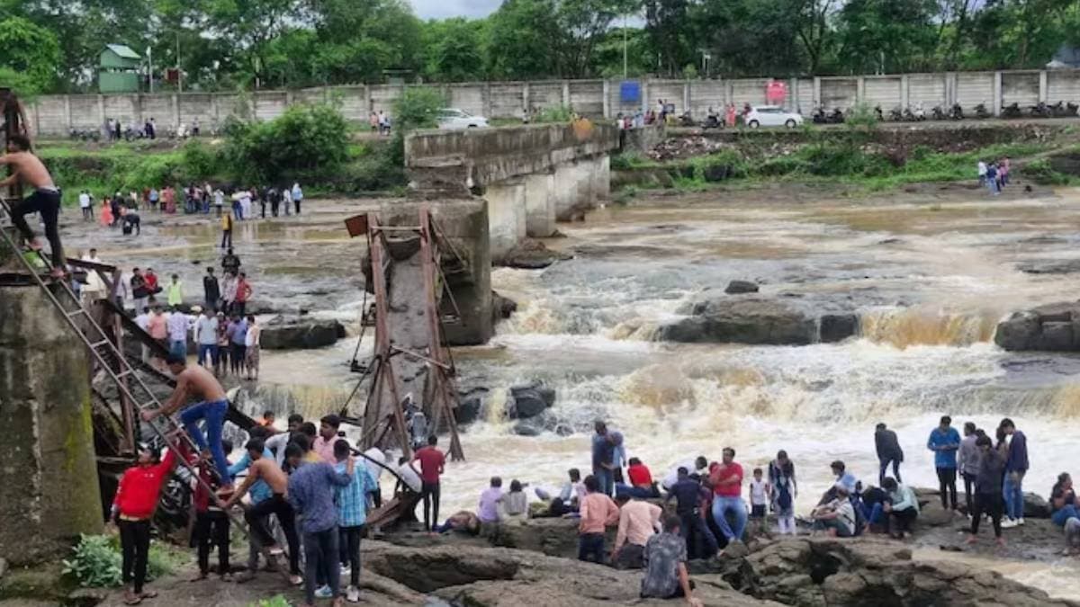 A tragic accident in Pune as a bridge collapsed four dead 32 injured