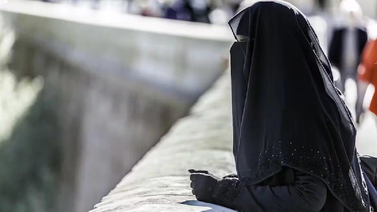 Not wearing short dresses and clothing with short sleeves Dress code for women in Bangladesh 