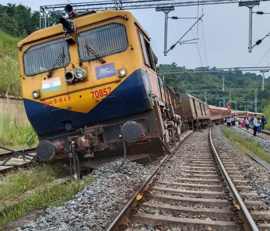 8 coaches of Agartala-Lokmanya Tilak Express derail in Assam