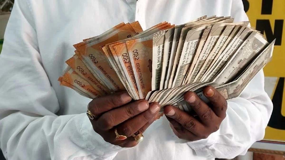 Man who won Jackpot through Lottery ticket promised to give share to the cashier