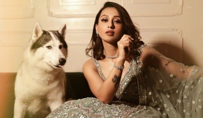 Mimi Chakraborty: বেড়াতে গিয়েও কেন শান্তিতে নেই মিমি চক্রবর্তী ? হলুদ মনোকিনিতে অভিনেত্রীর ভিডিও ভাইরাল! 