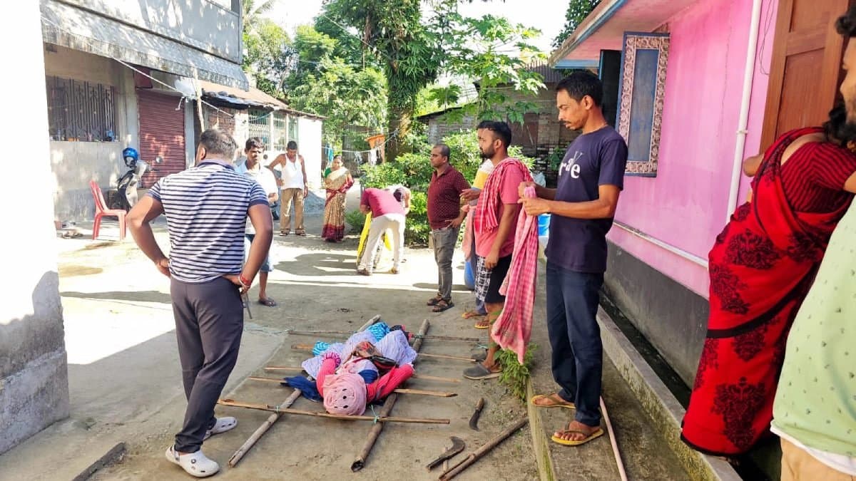 Father burnt effigy of his daughter after she married a youth of different cast