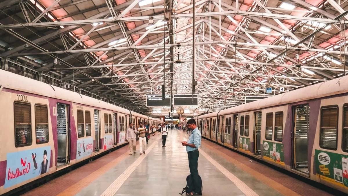 It is one of the largest railway stations in India the inauguration day was a national holiday and was honored with 21 gun salutes