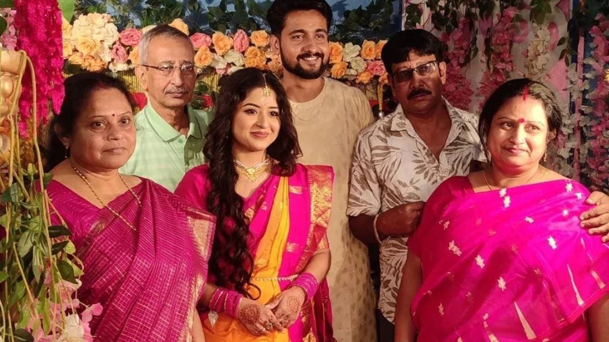 Actor Writwik Mukherjee got married with disa das here is their wedding pics ent