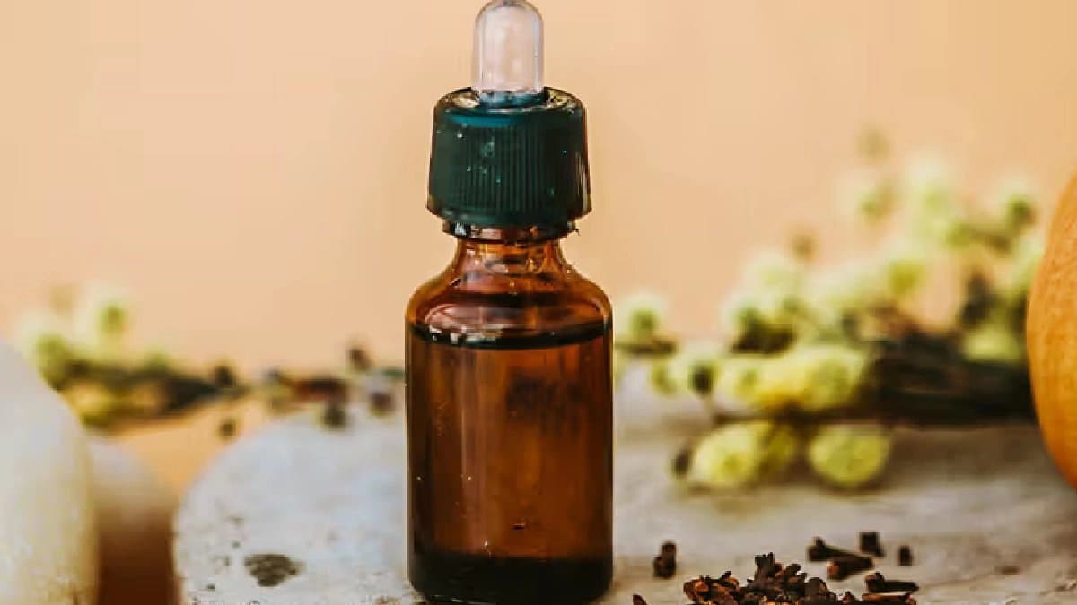 Clove and Vitamin e mixture can be used as a homemade skin toner