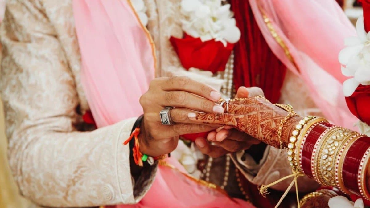 A man warns the mother of his daughter s lover to get them married