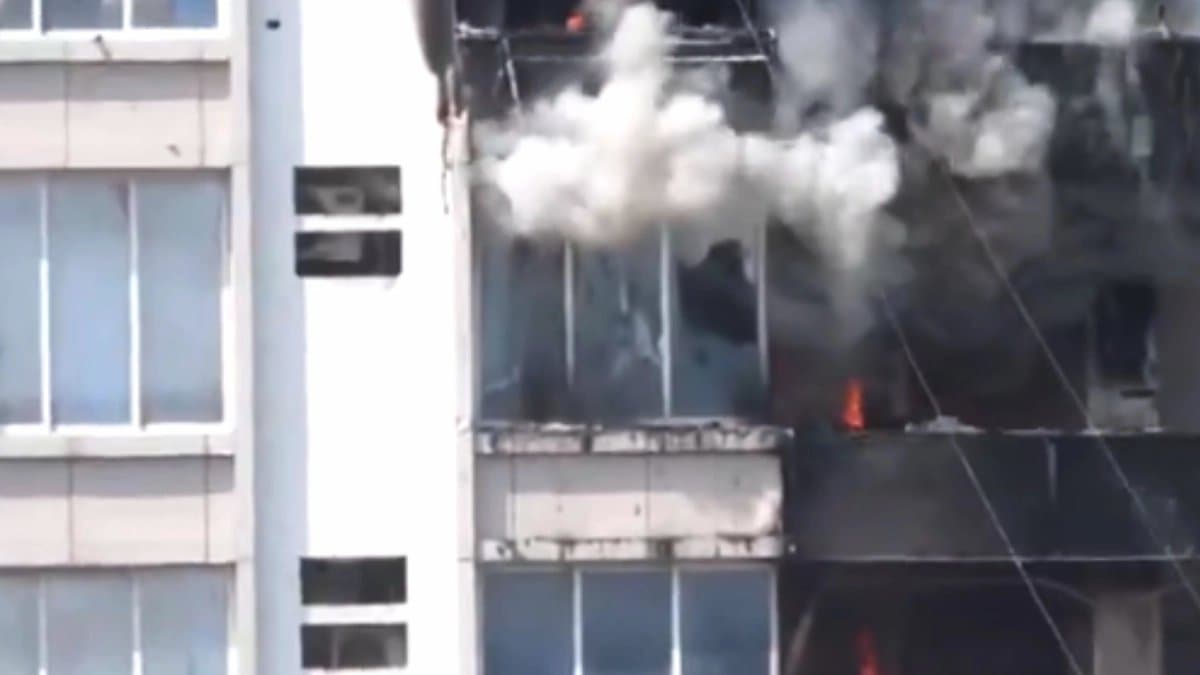 Massive fire at Mumbai people stranded on top floor