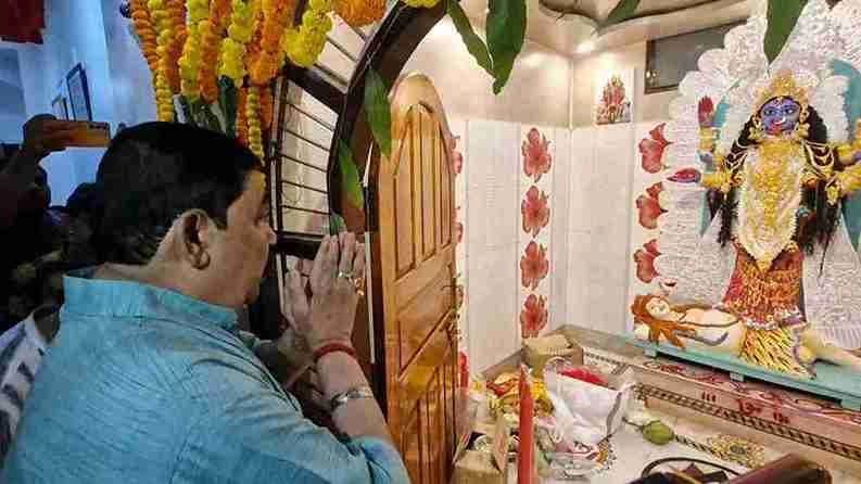 Kali idol of TMC leader Anubrata Mondal decorated with huge gold ornaments 