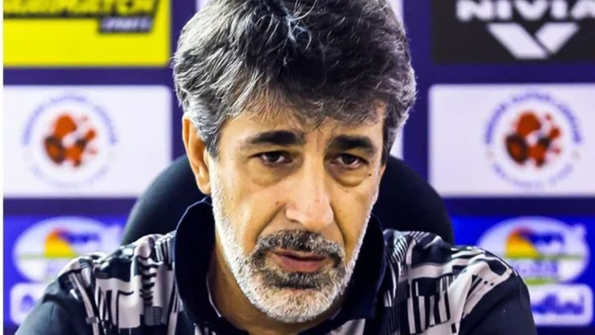 East Bengal coach Oscar Bruzon shown his dissent on poor refereeing spt 