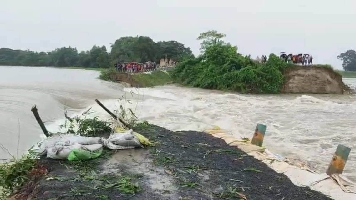 Dam collapsed in Malda several blocks are under water