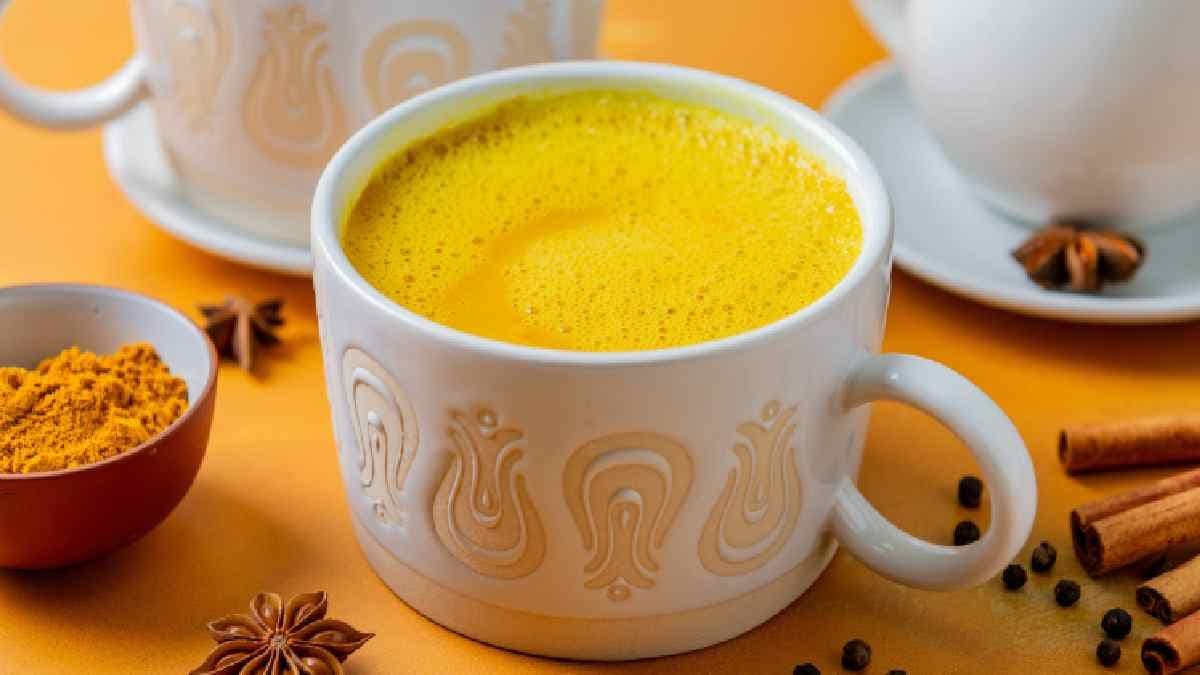 Prepare golden milk to make a pain Reduction Drink