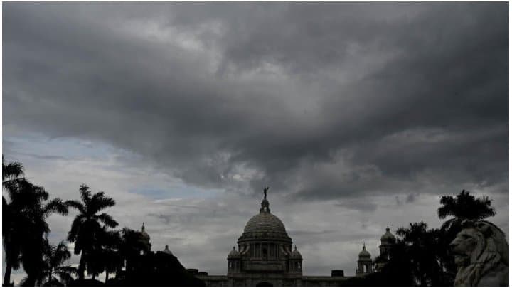 Thick clouds blanket Kolkata, rainfall likely in other south Bengal districts