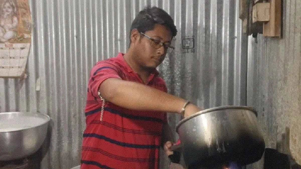 A degree holder engineer started working in a tea vending shop after failed to arrange a white caller job