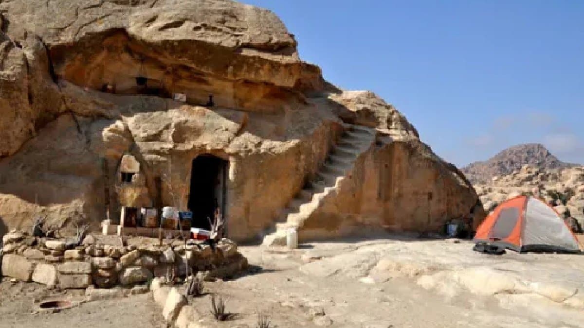 Woman Fell In Love With A Bedouin Tribesman  Moved 11,000km To Live With Him In A Cave gnr