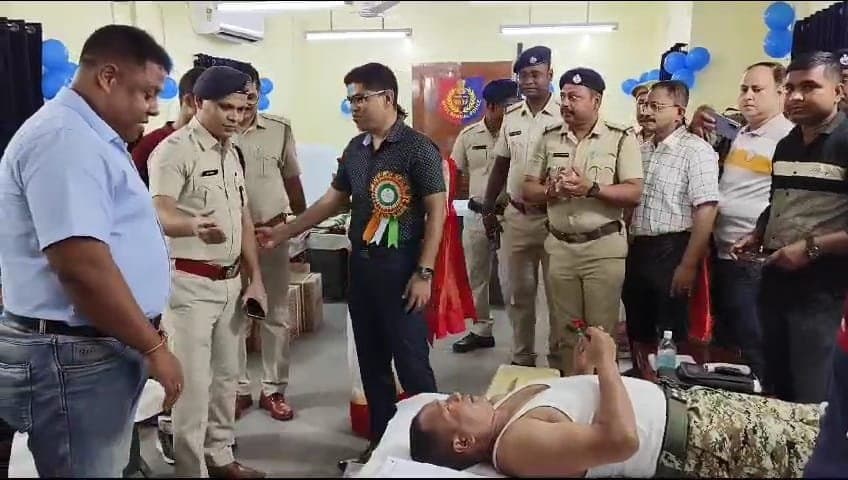 Murshidabad: হাসপাতালের ব্লাড ব্যাঙ্কে রক্তের অভাব, রক্তদান শিবির আয়োজন করে এগিয়ে এলেন পুলিশকর্মীরাই