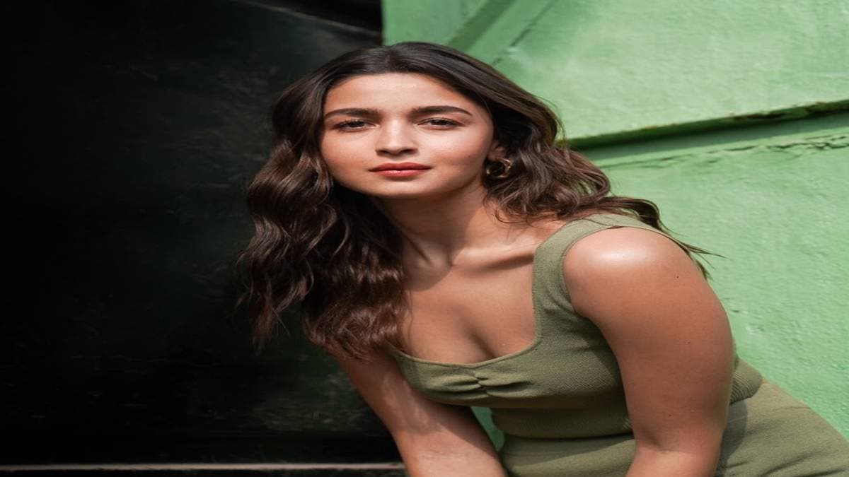 Why do women flex cleavage