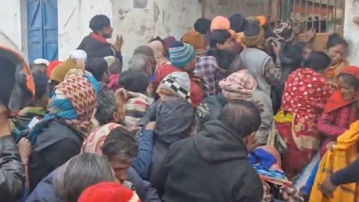 Collapsing of a wall left seven people injured during a blanket distribution programme