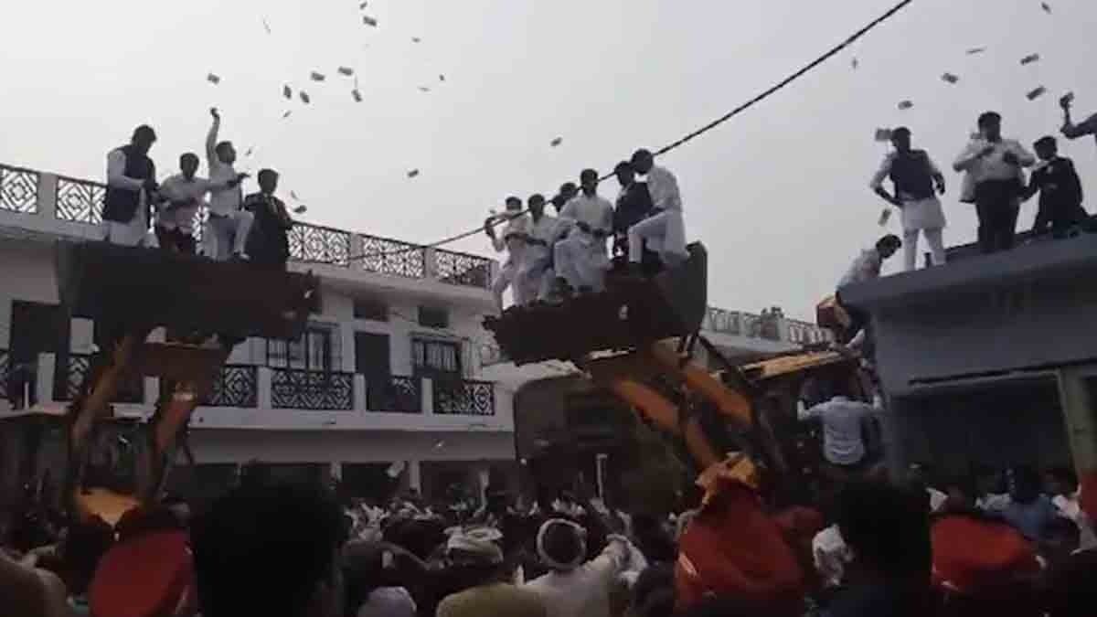 Guests Shower 20 Lakh Cash At UP Wedding Procession gnr