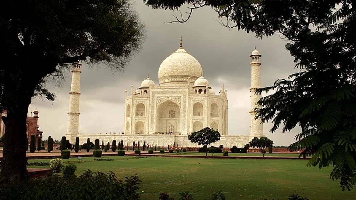 Why did Shah Jahan build Taj Mahal in Agra on Yamuna banks