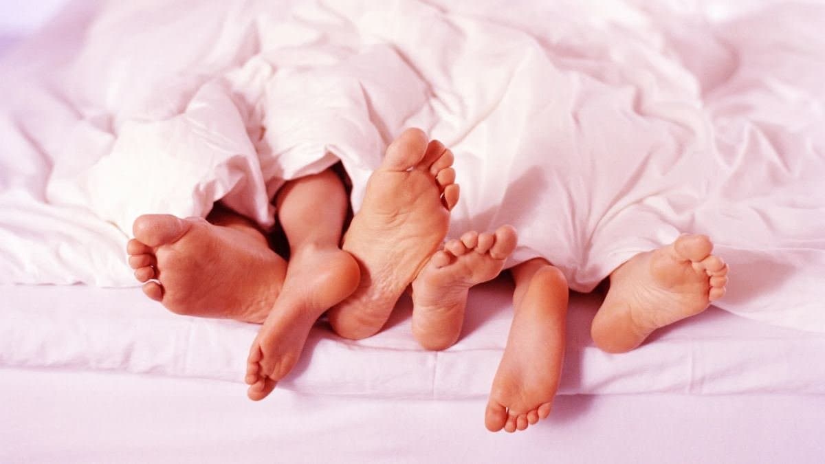 Twin sisters dates a single person