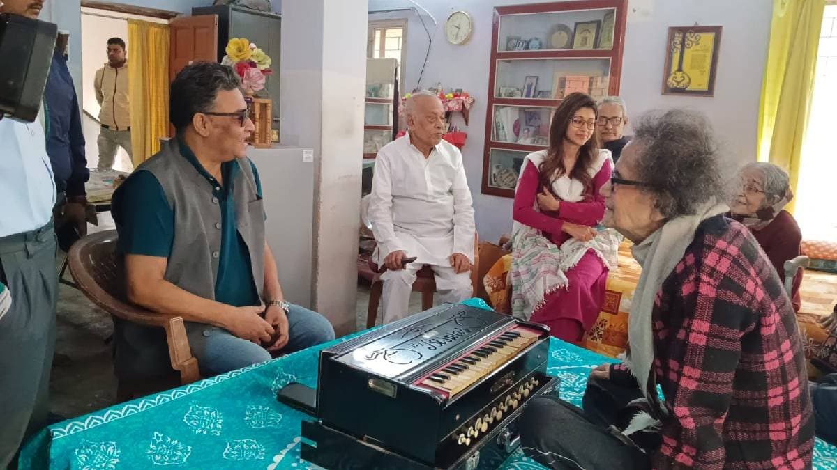 Minister Indranil Sen Visits Composer and Lyricist Suprakash Chakraborty s Residence after getting order from CM Mamata Banerjee gnr