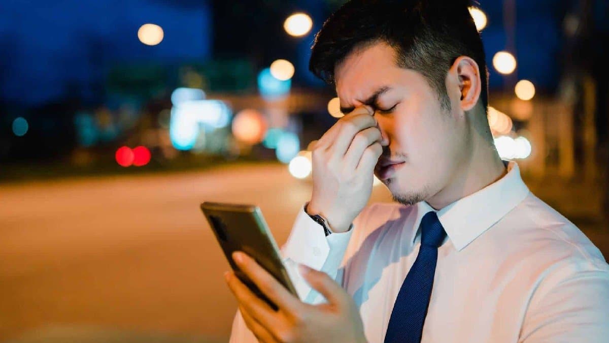 what is smartphone vision syndrome and what are the symptoms of this disease?