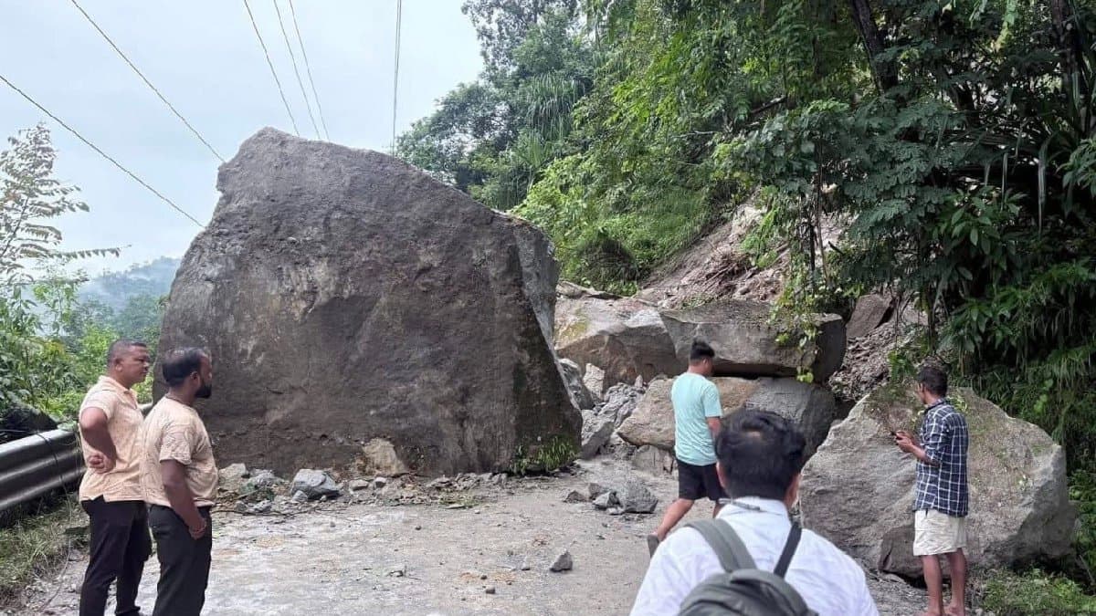 Landslide in North Bengal blocked the Siliguri-Sikkim national highway