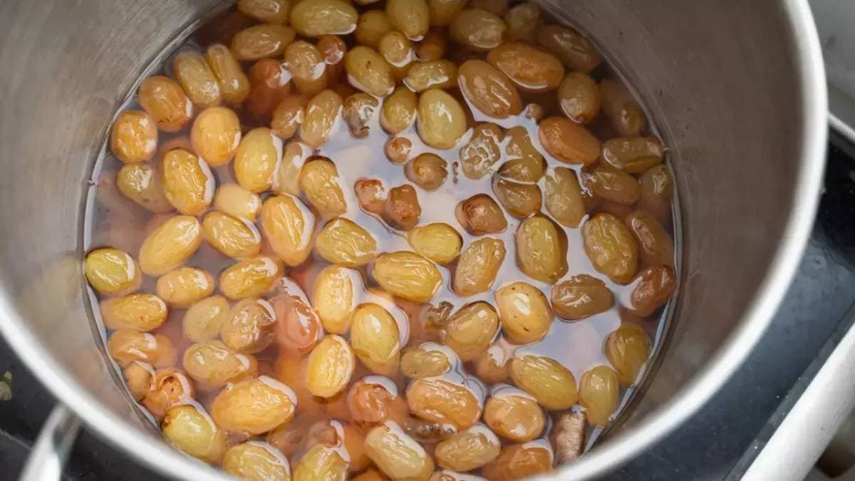 drinking raisin water every morning has many health benefits