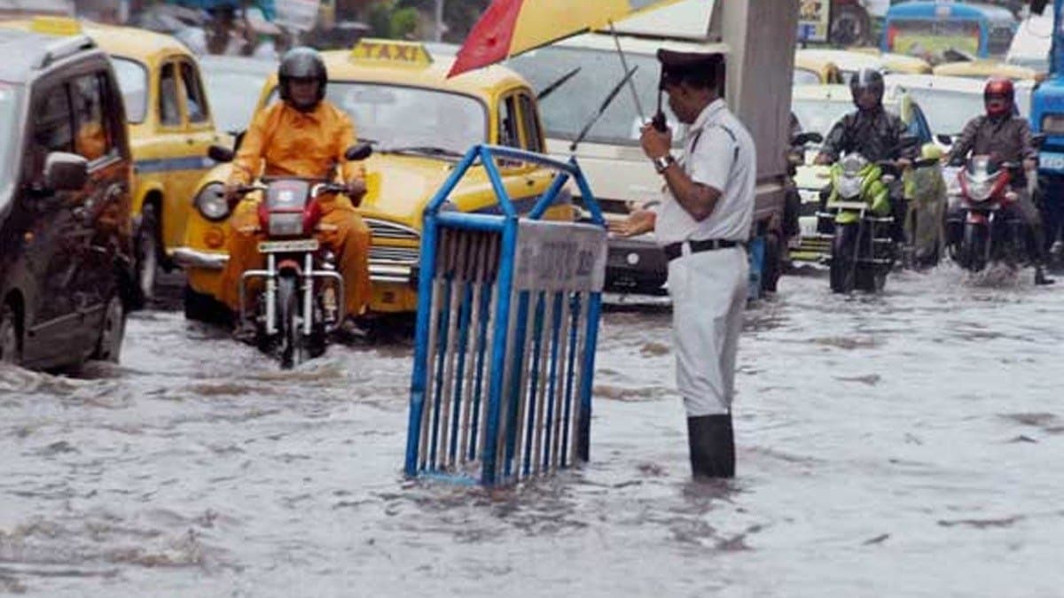 Due to Heavy Rainfall Kolkata Waterlogged, traffic jams gnr