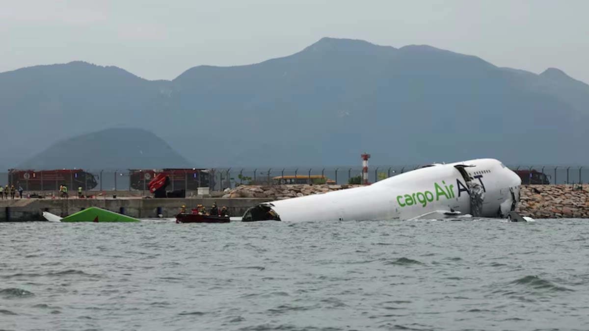  Two dead in horrific accident at Hong Kong airport during landing, plane skids off runway and falls into sea