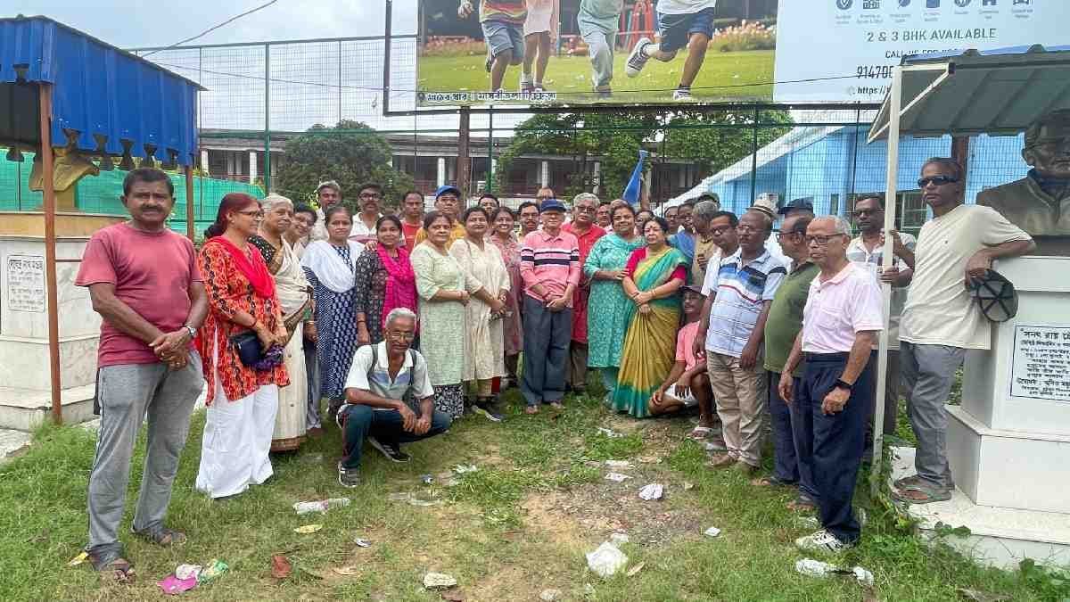 A tree plantation program was organized by the Sakalbela organization of morning walkers at Chinsurah Maidan