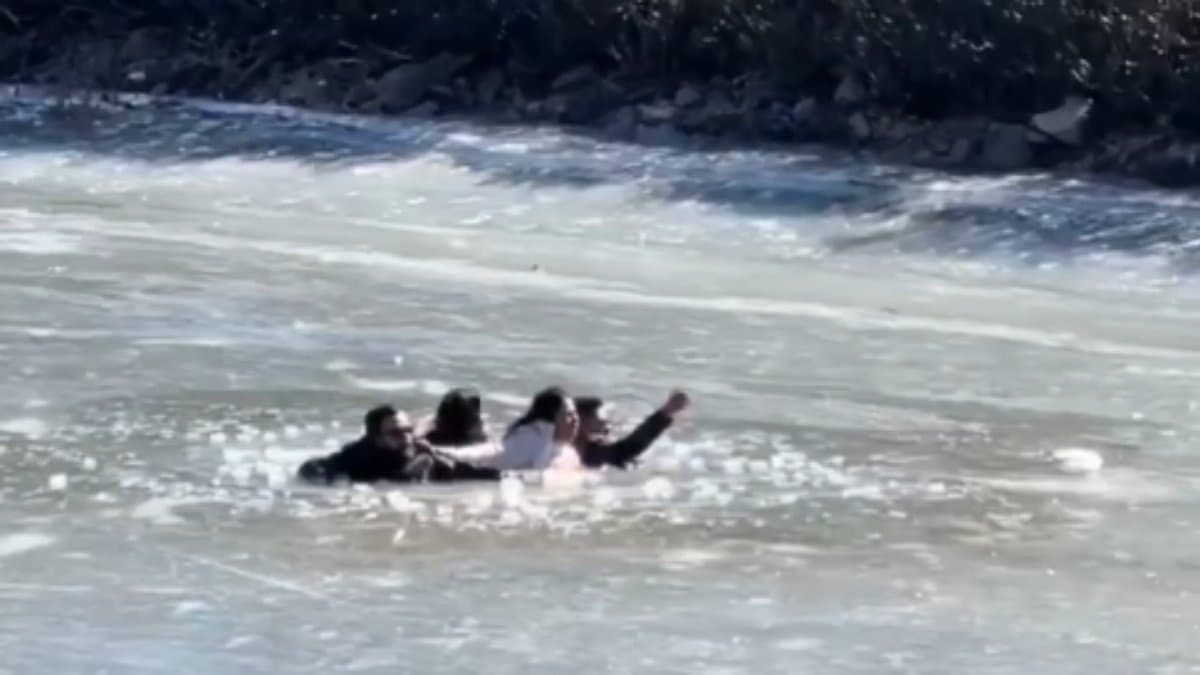 Tourists get stuck in frozen lake in Arunachal Pradesh, Union Minister Kiren Rijiju shares video gnr