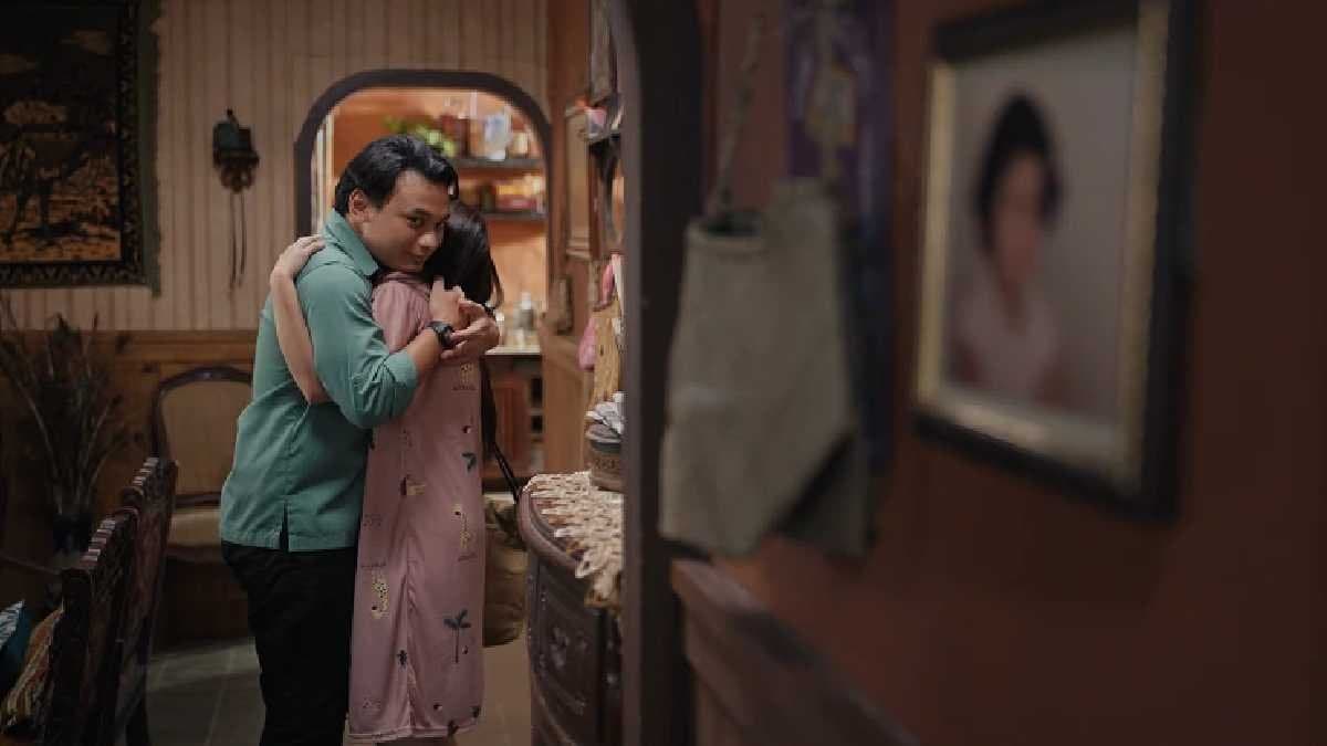 অর্ধনগ্ন অবস্থায় লেপ্টে শাশুড়ি-জামাই! ‘নিষিদ্ধ’ কামের ভাইরাল ভিডিও তুলে এ কী করলেন মেয়ে?