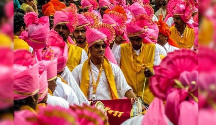 Kanpur Man Celebrates Daughter's Homecoming After Divorce