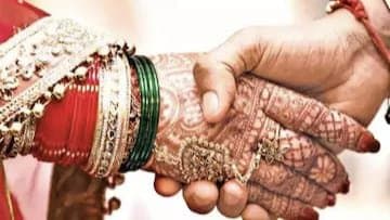 Bride Decamps With Cash, Jewellery Mid Wedding In Uttarpradesh gnr 