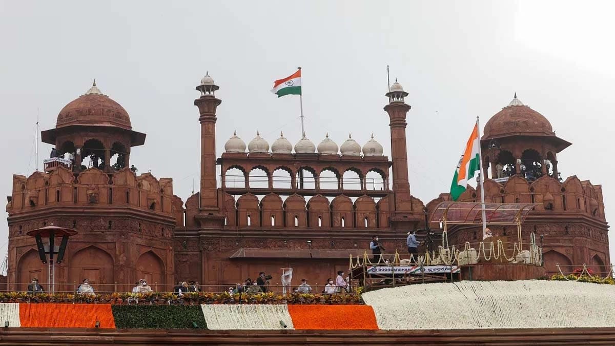 Why is the national flag hoisted at the Red Fort every Independence Day