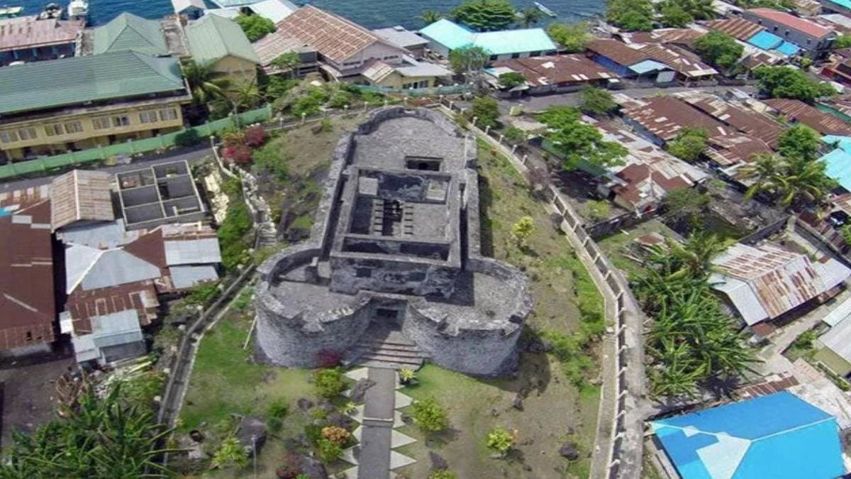 Amazing history of fort tolukko indonesia