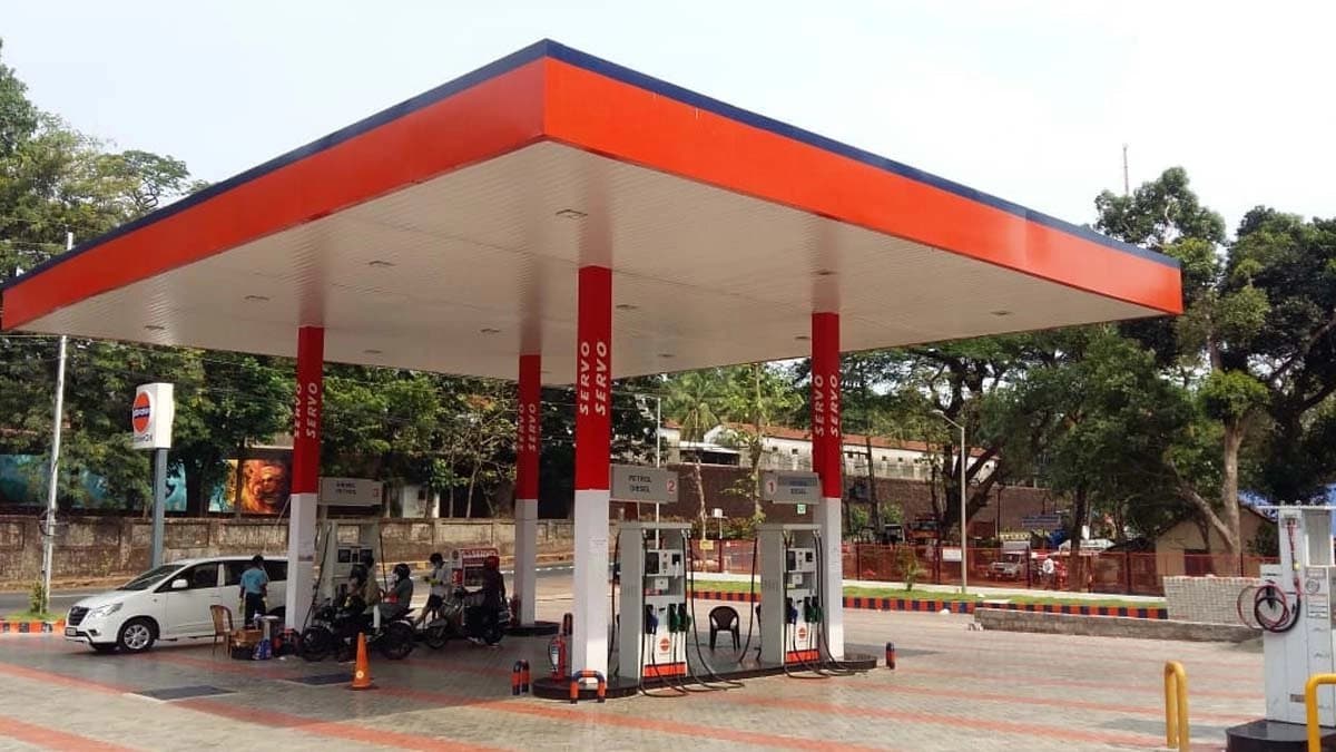 Your car suddenly runs out of fuel on the highway or expressway What will happen next  Do not panic and do this 