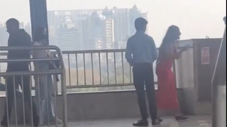 Girlfriend got furious after seeing Boyfriend with another girl in Delhi metro station gnr 