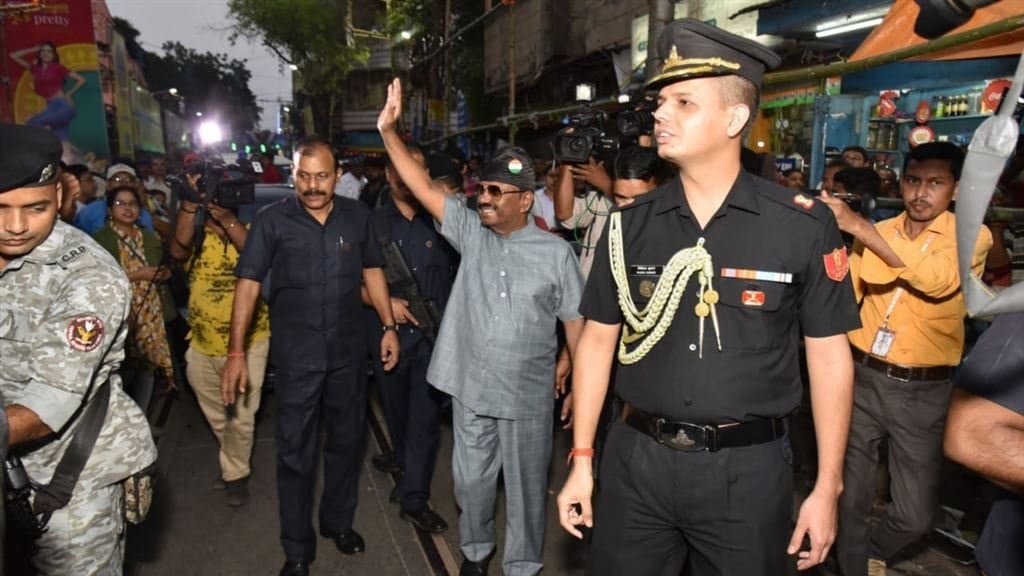 cv-ananda-bose-visits-durga-puja-pandel-8zz8