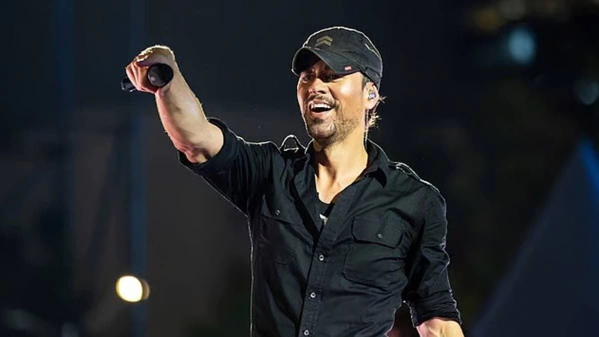 Once a woman threw bra on Enrique Iglesias during his live performance
