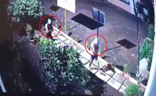 Underwear Gang Strikes In Nashik Steals Gold Worth 5 Lakh  And Bananas