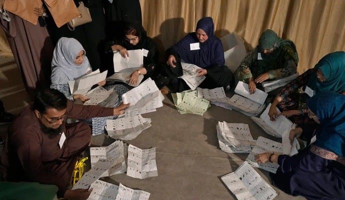 Elections in Pakistan: Imran supported 50, Nawaz 31