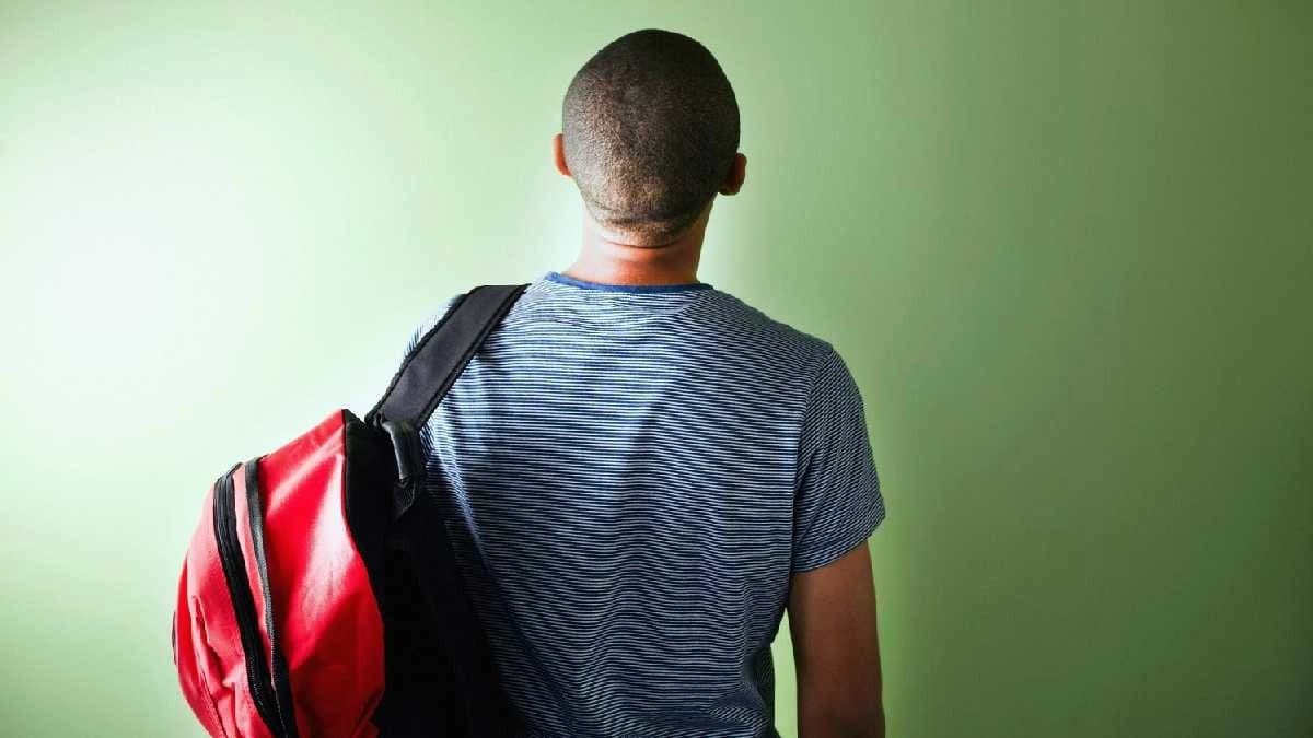 Carrying the bag on one shoulder can cause serious health issues