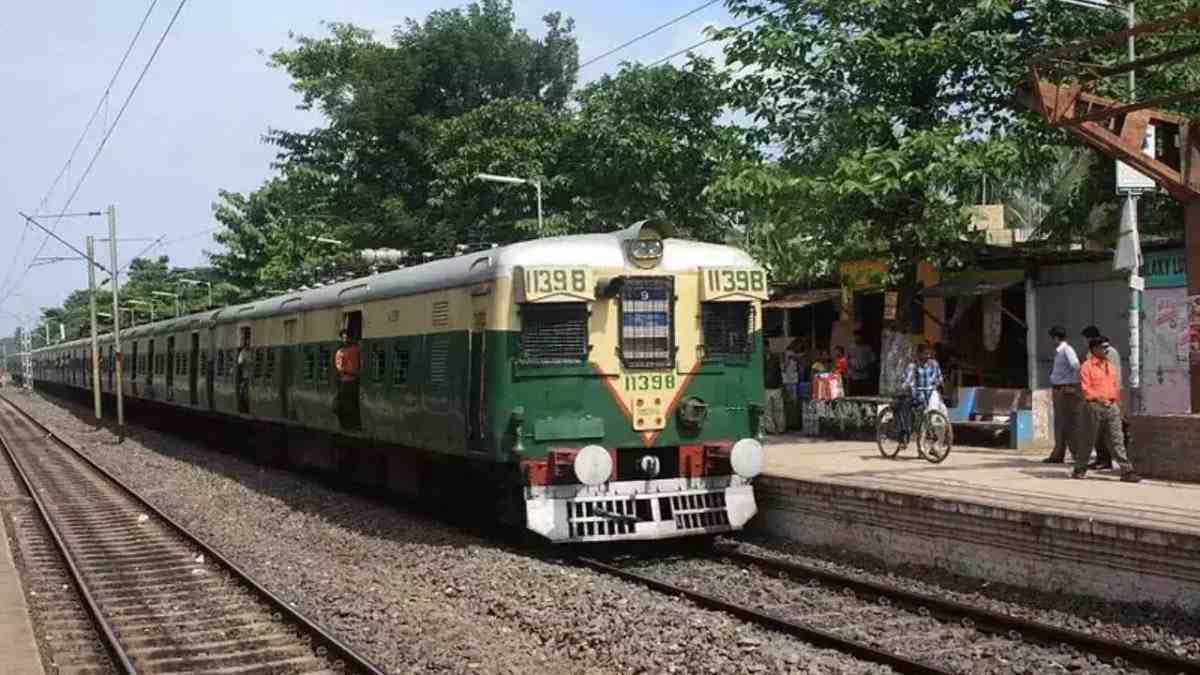 Many Local Trains stopped at dumdum station for signalling issue 