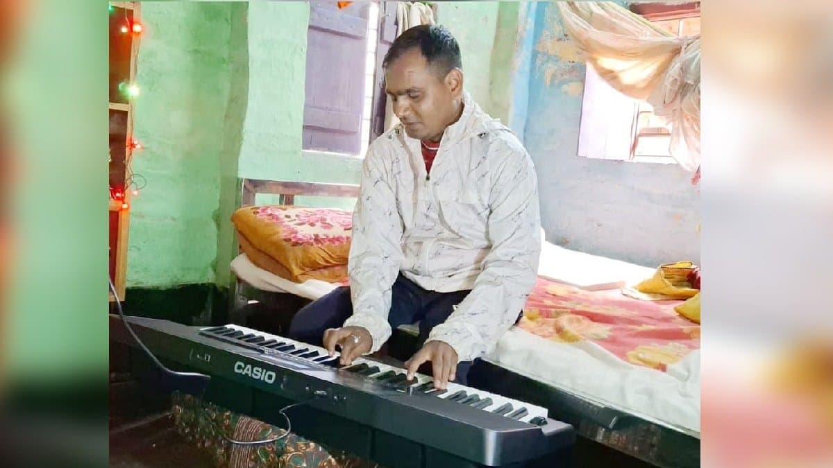 A Hooghly youth bereft of eyesight trying his best to be a professor