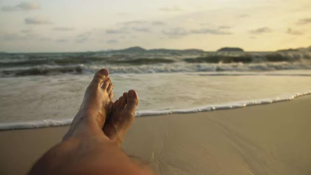 Aussie man peaceful beach outing in India takes a hilarious turn thanks to unexpected guest