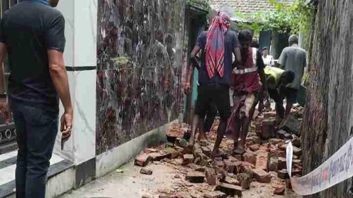 Old Building Collapsed in Kolkata Two Seriously Injured 